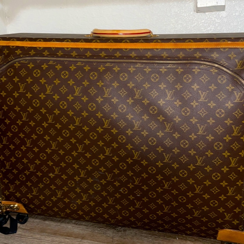 Selling my Louis Vuitton 1978 suitcase it’s vintage